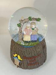 Happiness And Warm - Sevimli İhtiyar Çift Işıklı ve Müzikli Kar Küresi