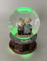 Guard Sevimli İhtiyarlar Işıklı ve Müzikli Kar Küresi