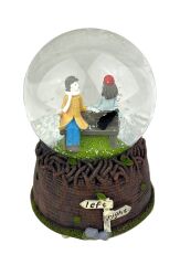 Bankta Oturan Aşıklar Işıklı ve Müzikli Kar Küresi