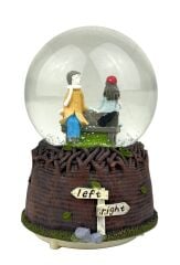 Bankta Oturan Aşıklar Işıklı ve Müzikli Kar Küresi