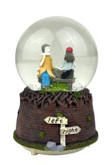 Bankta Oturan Aşıklar Işıklı ve Müzikli Kar Küresi