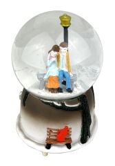 Sokak Lambası Altındaki Aşıklar Işıklı ve Müzikli Kar Küresi