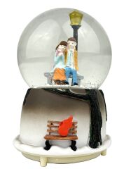 Sokak Lambası Altındaki Aşıklar Işıklı ve Müzikli Kar Küresi