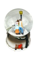 Sokak Lambası Altındaki Aşıklar Işıklı ve Müzikli Kar Küresi