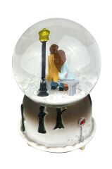 Sokak Lambası Altındaki Aşıklar Işıklı ve Müzikli Kar Küresi