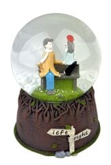 Left-Right Bankta Oturan Aşıklar Işıklı ve Müzikli Kar Küresi