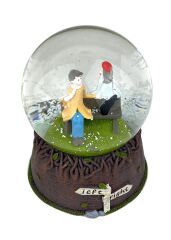 Left-Right Bankta Oturan Aşıklar Işıklı ve Müzikli Kar Küresi