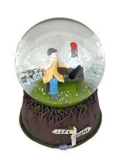 Left-Right Bankta Oturan Aşıklar Işıklı ve Müzikli Kar Küresi