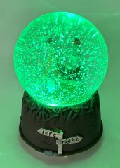 Left-Right Bankta Oturan Aşıklar Işıklı ve Müzikli Kar Küresi