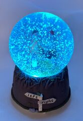 Left-Right Bankta Oturan Aşıklar Işıklı ve Müzikli Kar Küresi