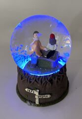 Bankta Oturan Aşıklar - Küçük Boy Işıklı ve Müzikli Kar Küresi