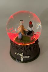 Bankta Oturan Aşıklar - Küçük Boy Işıklı ve Müzikli Kar Küresi