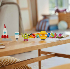 LEGO Classic Yaratıcı Uzay Gezegenleri Güneş Sistemi İçeren Yaratıcı Oyuncak Yapım Seti (450 Parça)