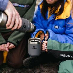 The Legendary Camp Mug Kapaklı Termos Bardak 0.35L  12oz - Charcoal