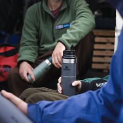İnce Gövde Classic Trigger-Action Travel Mug 0,35 Litre(12 Oz) - Stanley Klasik Tek El Termos Bardak - Charcoal