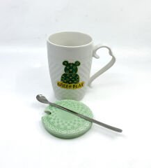 Porselen Kapaklı Yeşil Ayıcık Desenli Porselen Kupa Bardak Beyaz