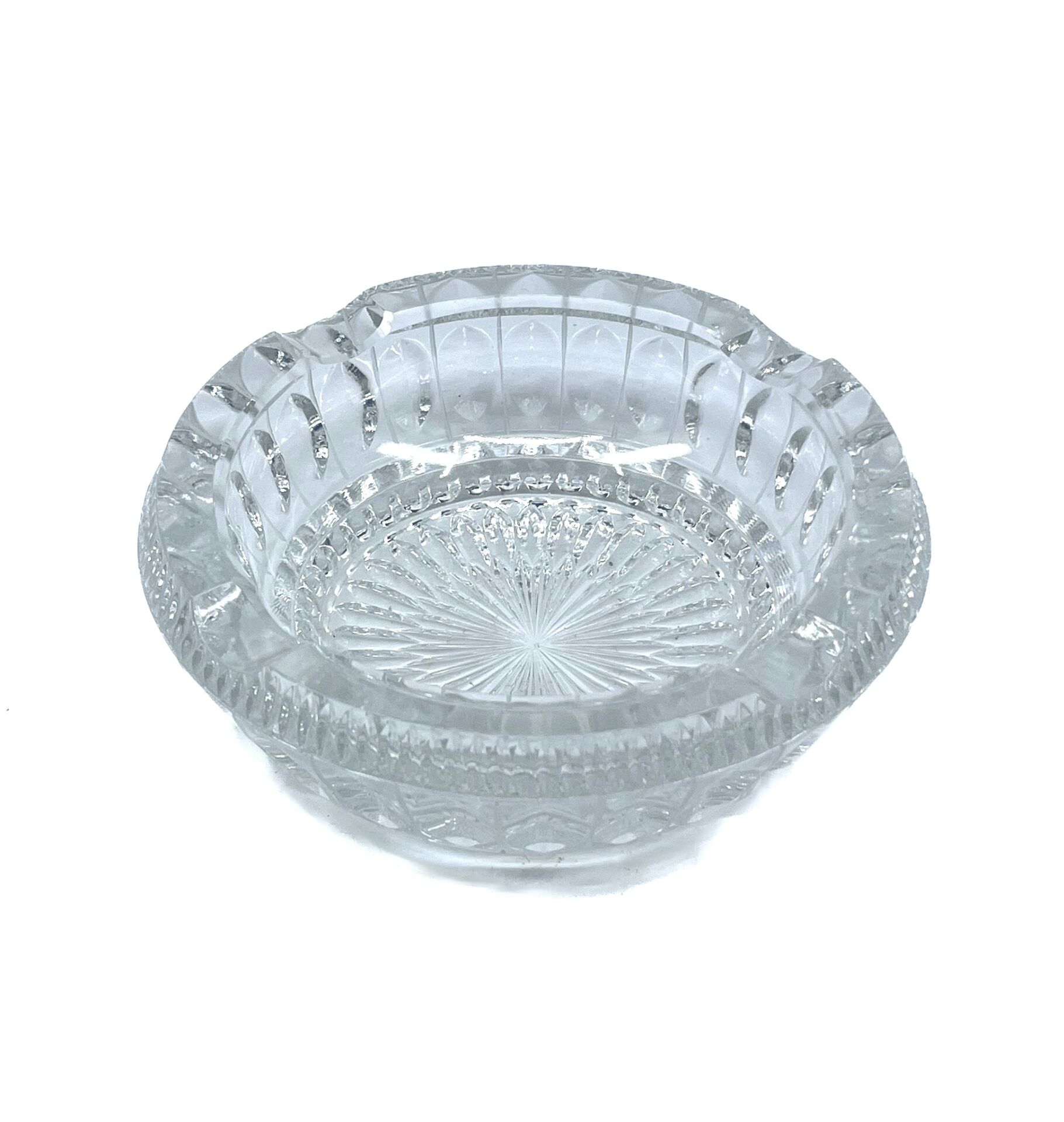 Kristal Kesme Cam Küllük, Klasik Yuvarlak Tasarım, Ofis ve Ev Dekorasyonu İçin Şık Kül Tablası, Dayanıklı Kalın Cam, 14 cm