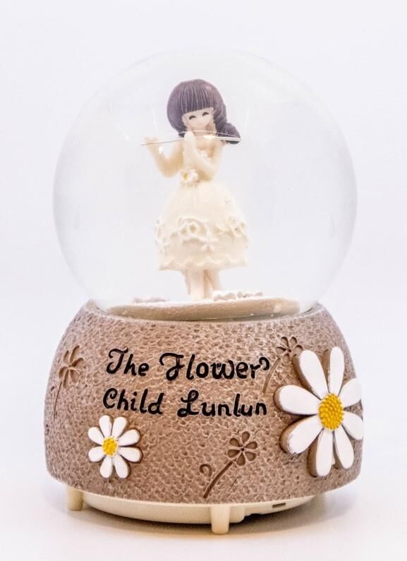 Yan Flüt Çalan Kız Işıklı ve Müzikli Kar Küresi