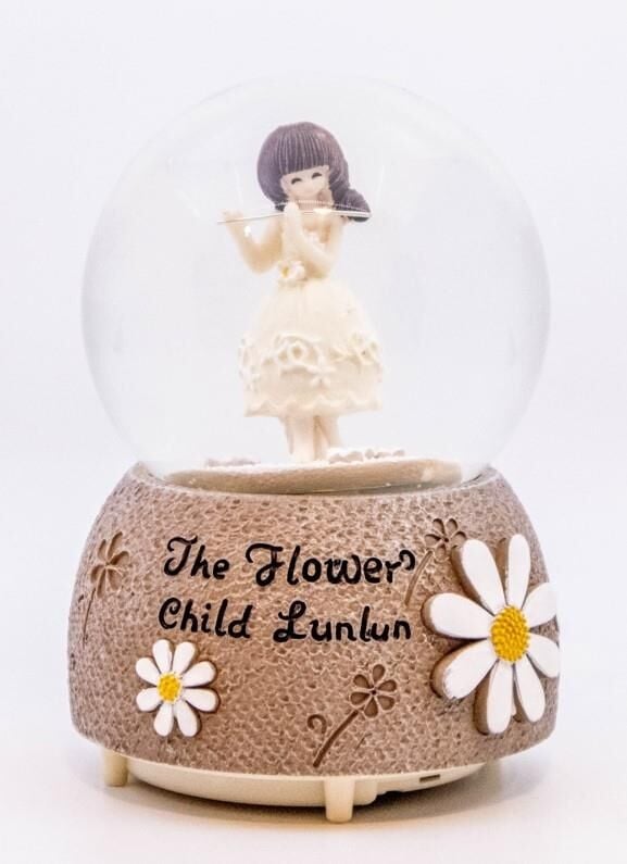 Yan Flüt Çalan Kız Işıklı ve Müzikli Kar Küresi