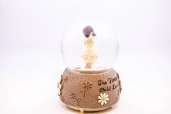 Yan Flüt Çalan Kız Işıklı ve Müzikli Kar Küresi