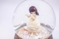 Yan Flüt Çalan Kız Işıklı ve Müzikli Kar Küresi