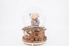 Tonton Dede ve Nine Işıklı ve Müzikli Kar Küresi