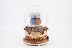 Tonton Dede ve Nine Işıklı ve Müzikli Kar Küresi