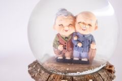 Tonton Dede ve Nine Işıklı ve Müzikli Kar Küresi