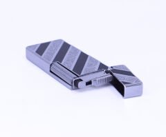 Parlak Krom - Siyah Şerit  Gravür İşlemeli Çakmak