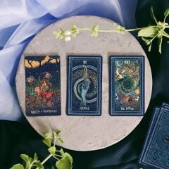 The Prisma Visions Tarot Deck Metal Kutu